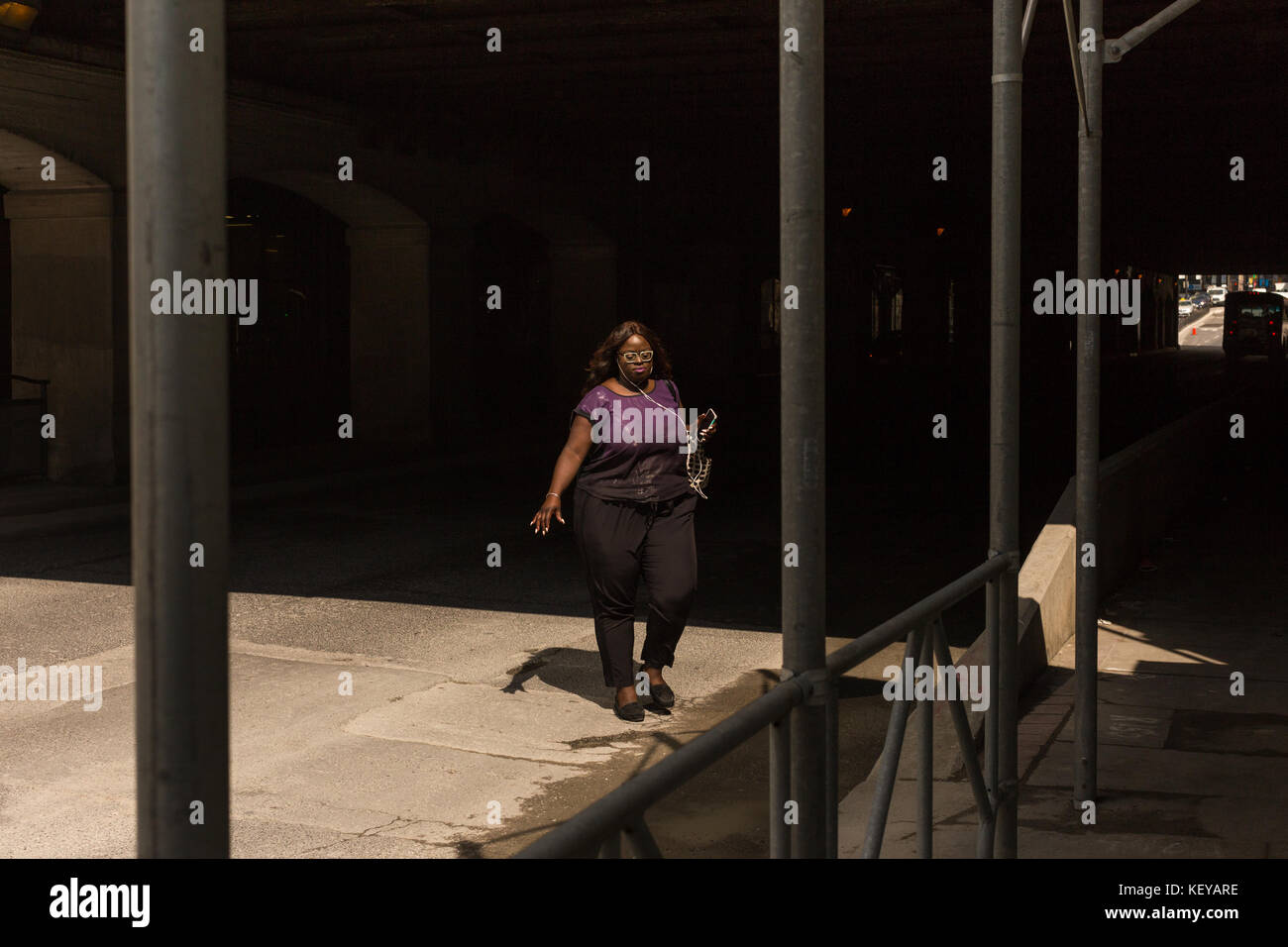 Une femme d'un passage sous le pont routier dans la ville de Toronto, Canada Banque D'Images