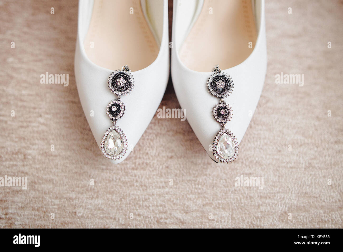 Chaussures de mariée magnifique mariage. avec boucles d'informations chez la mariée honoraires Banque D'Images