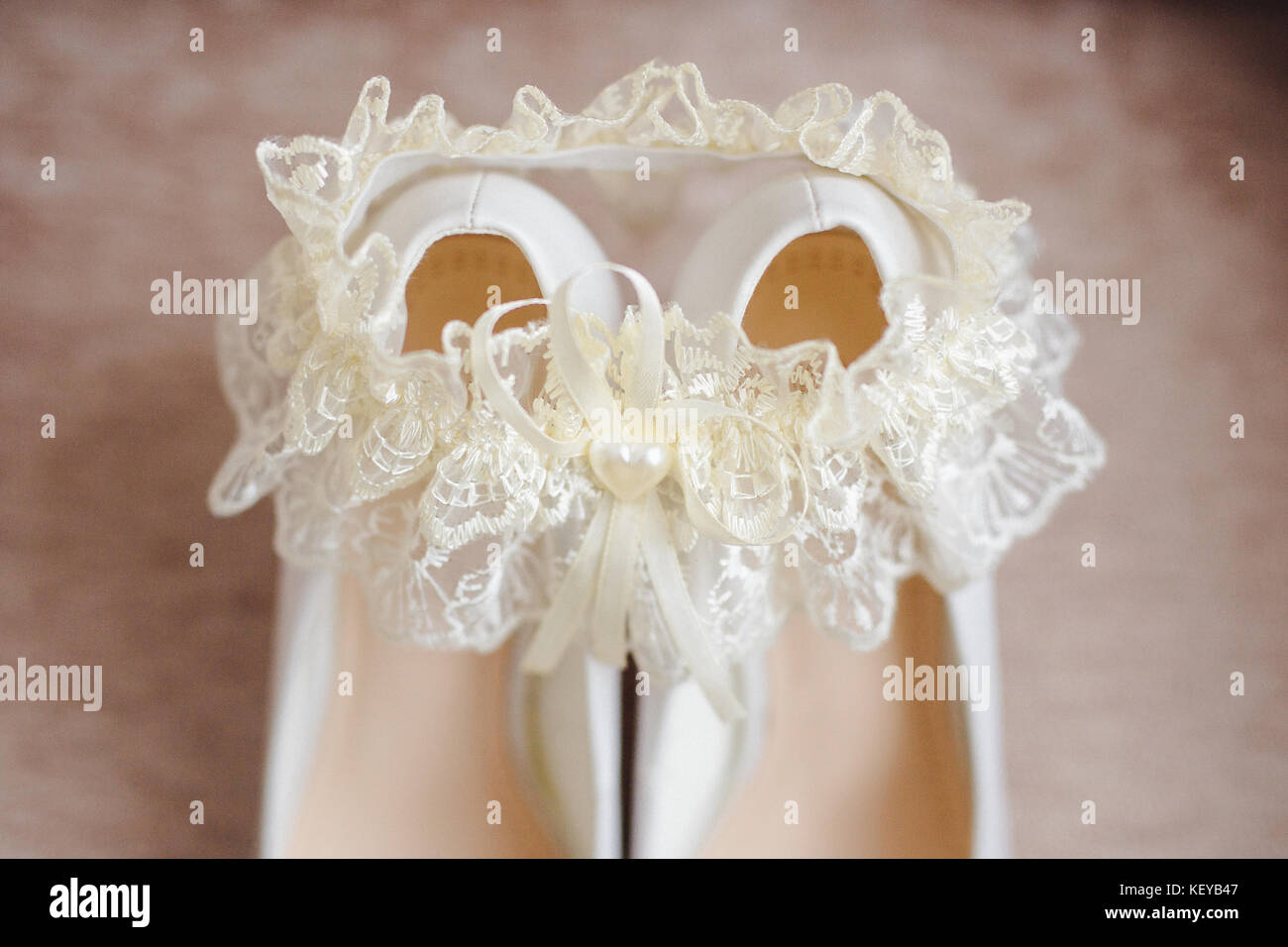 Chaussures de mariée avec un porte-jarretelles.détails mariage frais chez la mariée Banque D'Images