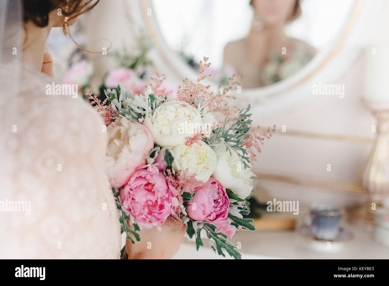 Bouquet de mariage avec fleurs blanches et roses dans les mains de la mariée. Détails de mariage. Banque D'Images