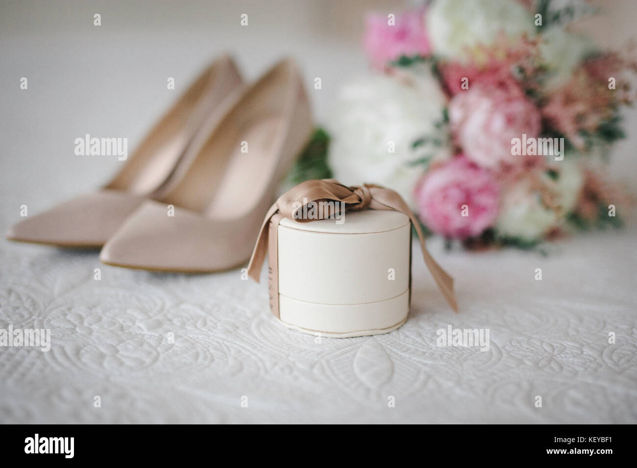 Détails de mariage. Mariée accessoires. Bouquet bagues chaussures Banque D'Images