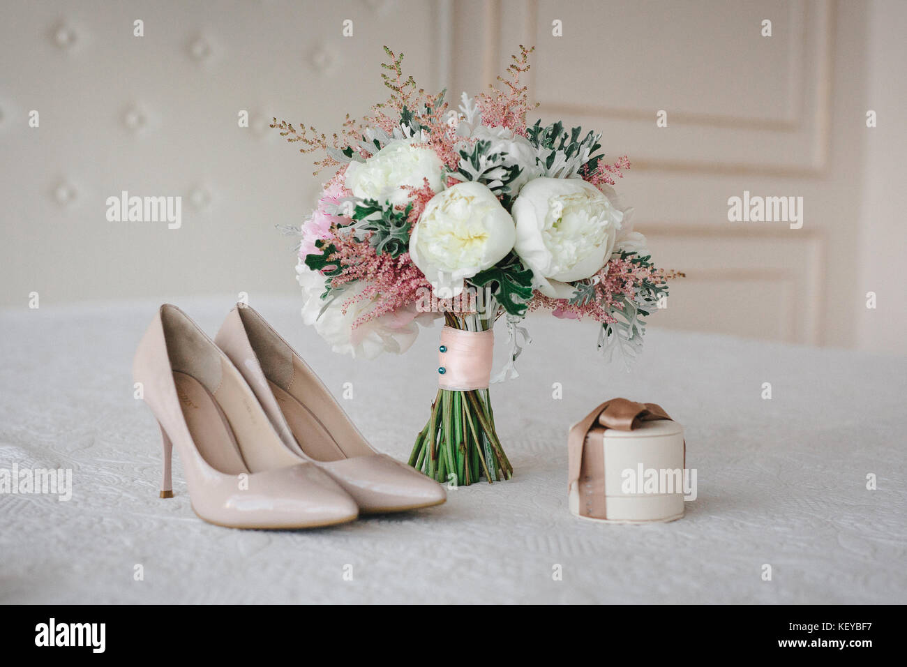 Détails de mariage. Mariée accessoires. Bouquet bagues chaussures Banque D'Images