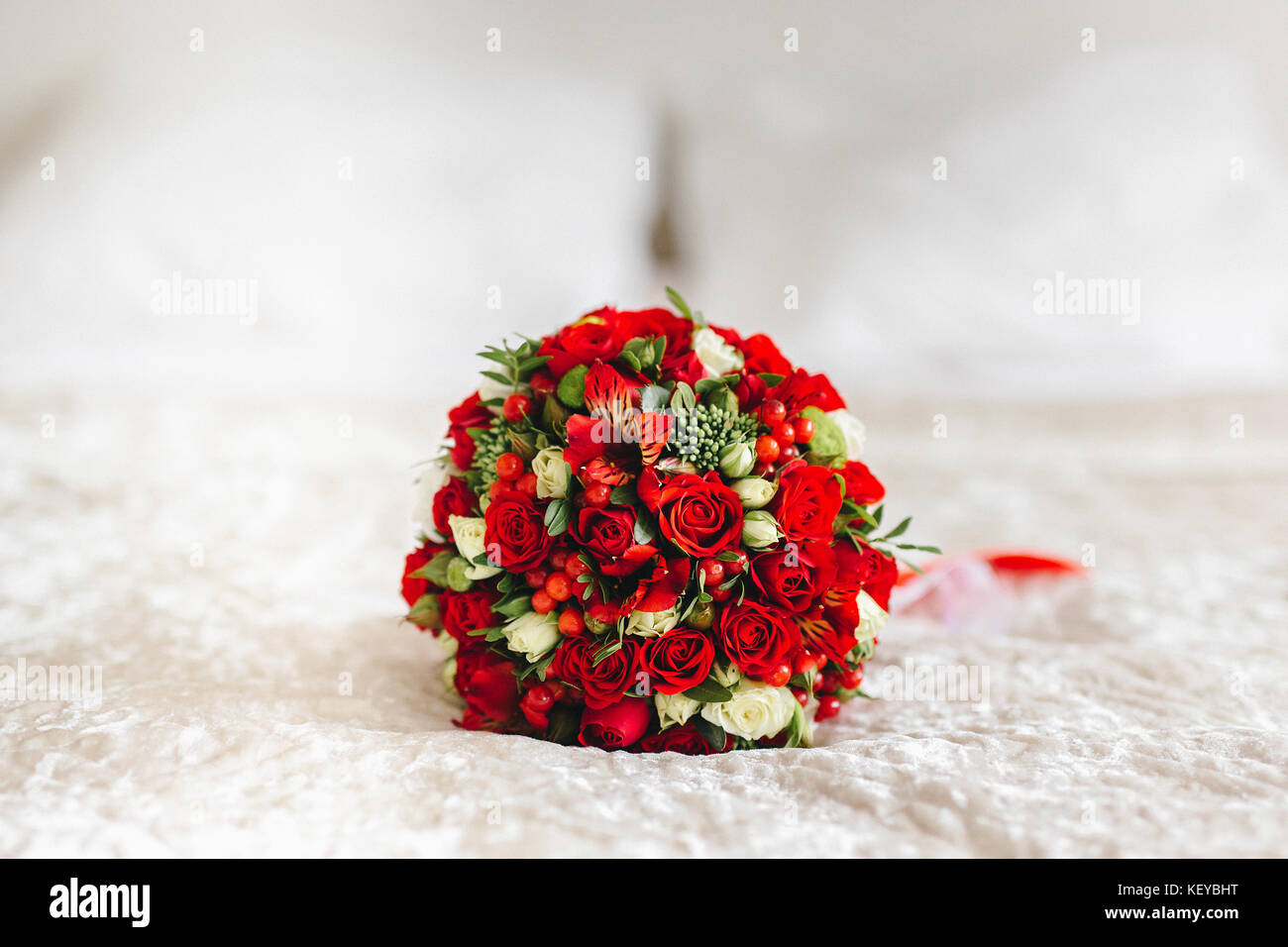 Bouquet de mariage avec fleurs blanches et rouges. Détails de mariage Banque D'Images
