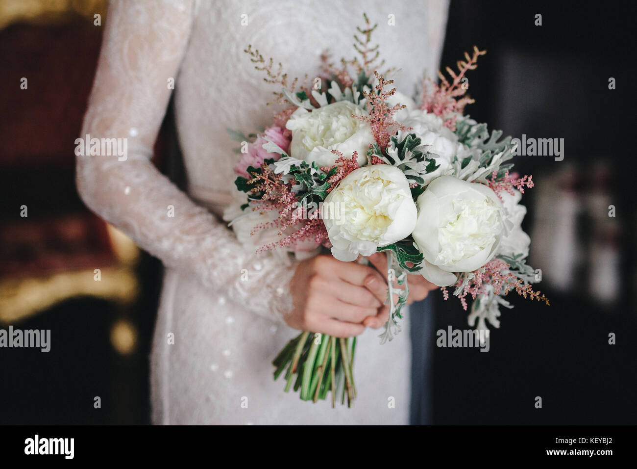 Bouquet de mariage avec fleurs blanches et roses dans les mains de la mariée. Détails de mariage Banque D'Images