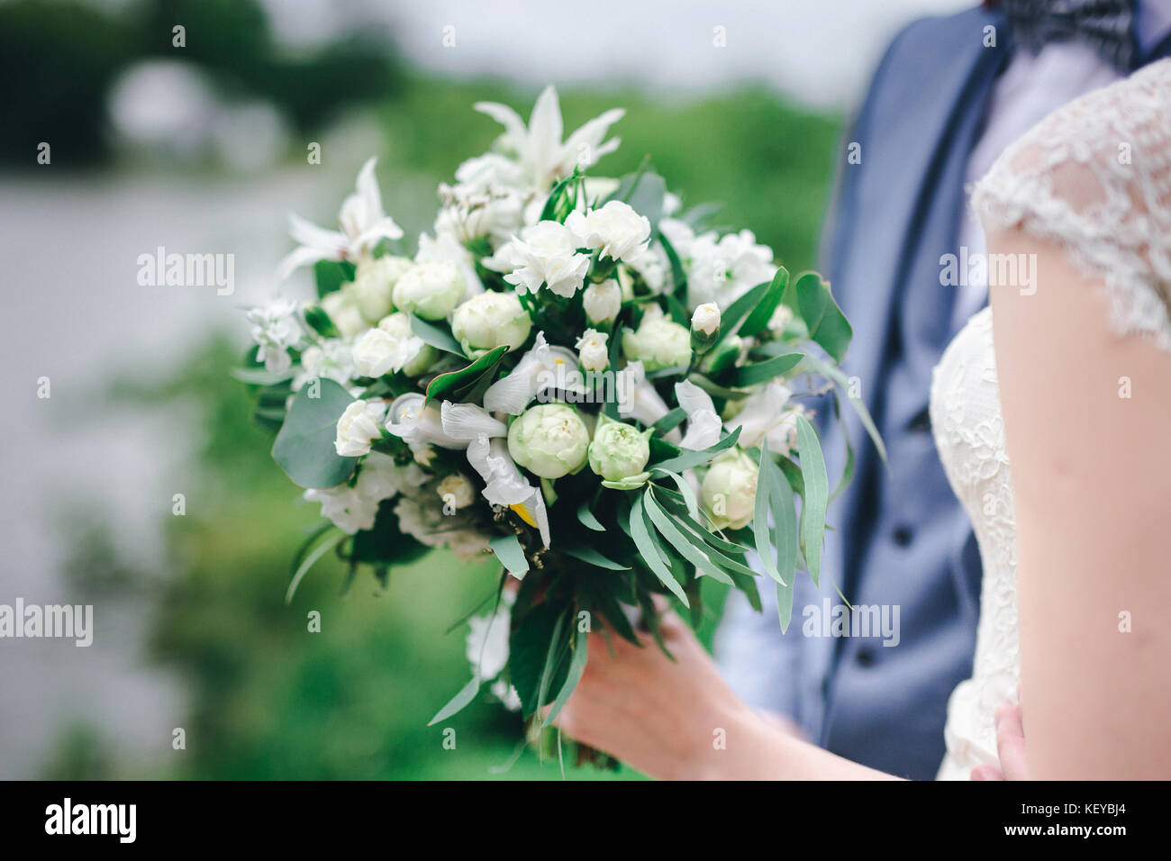 Bouquet de mariage dans les mains de la mariée. Détails de mariage Banque D'Images