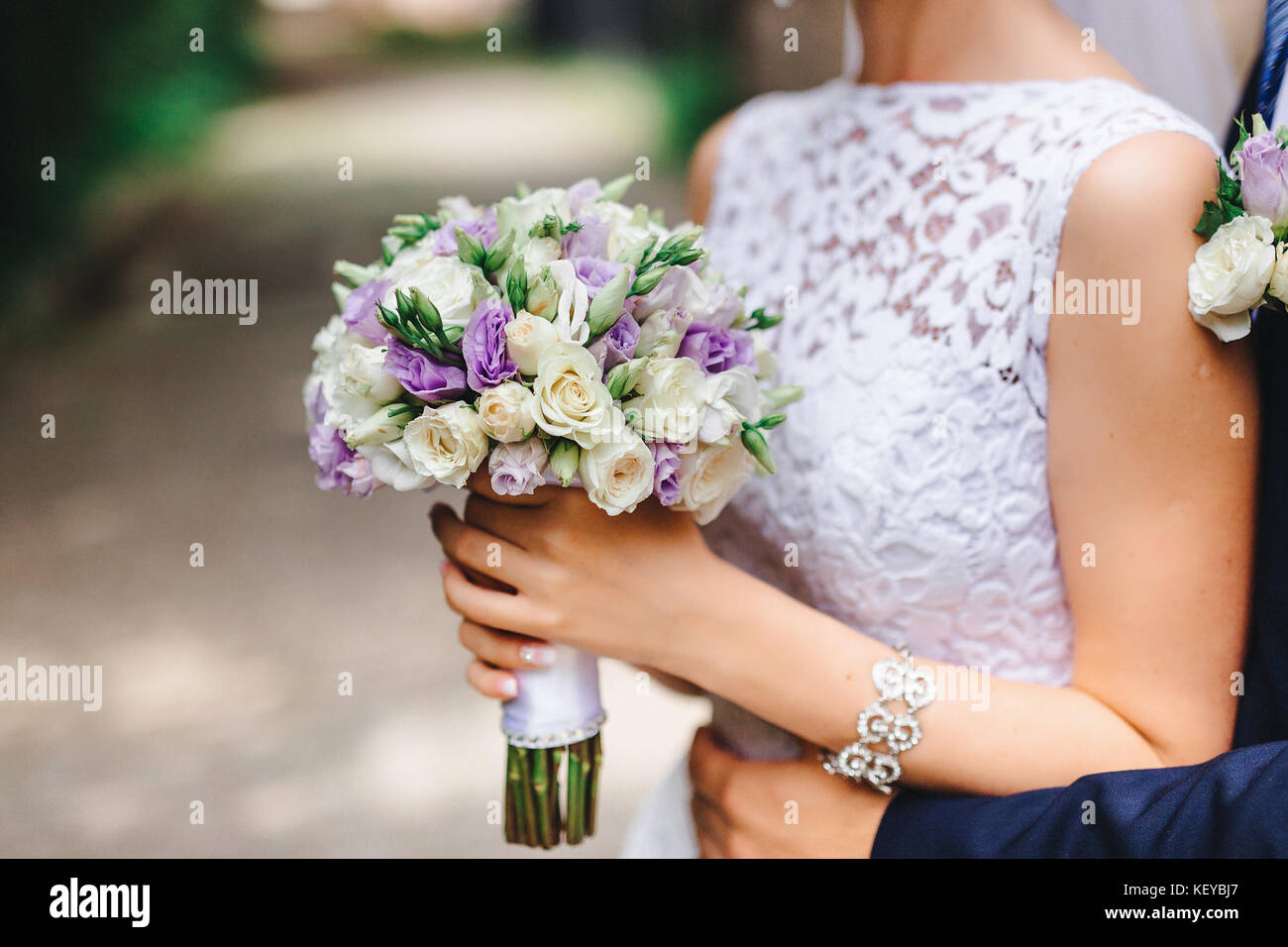 Bouquet de mariage dans les mains de la mariée. Détails de mariage Banque D'Images