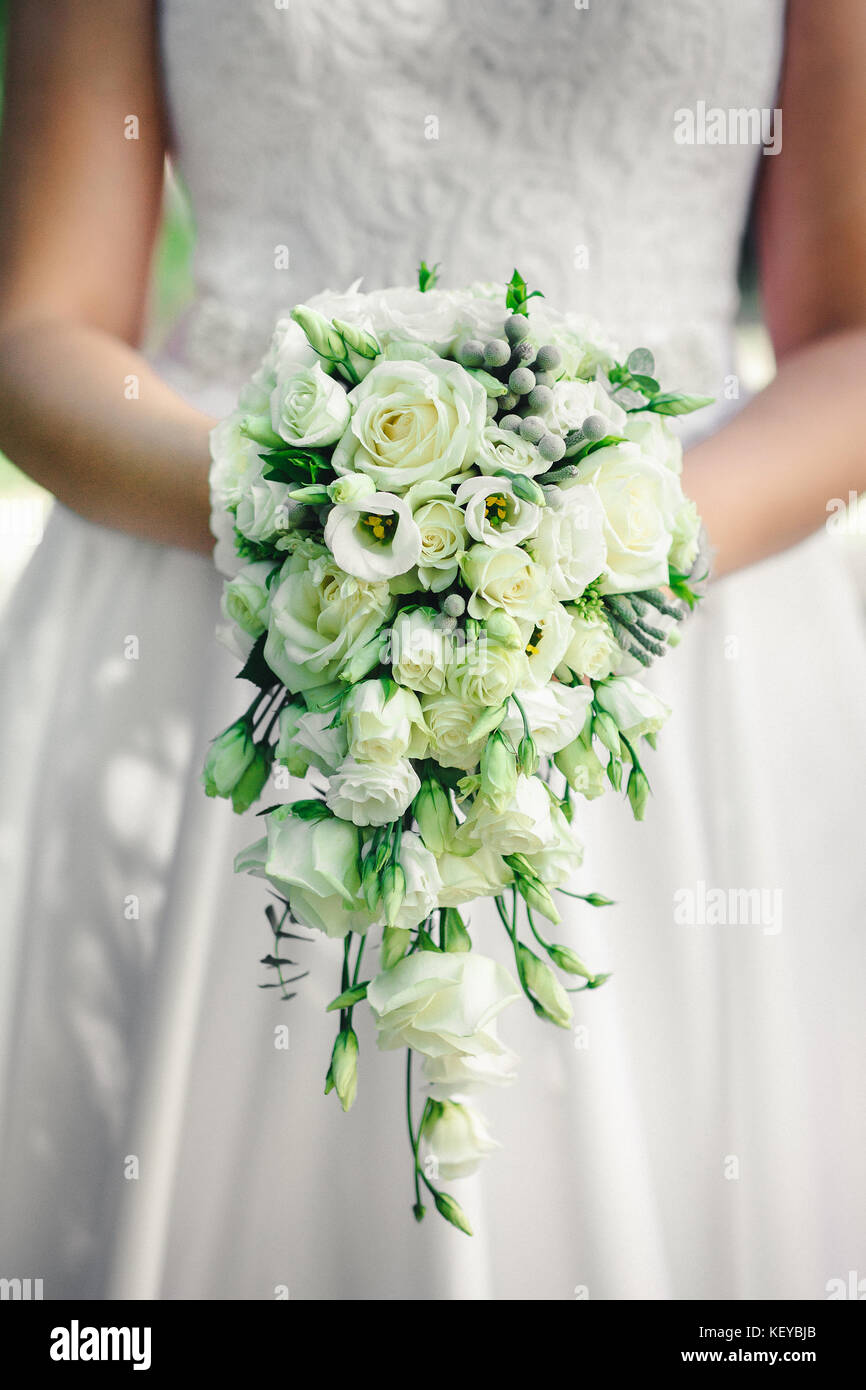 Bouquet de mariage dans les mains de la mariée. Détails de mariage Banque D'Images