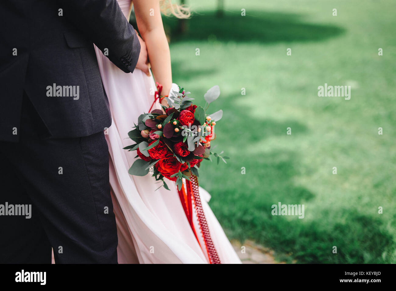 Bouquet de mariage dans les mains de la mariée. Détails de mariage Banque D'Images