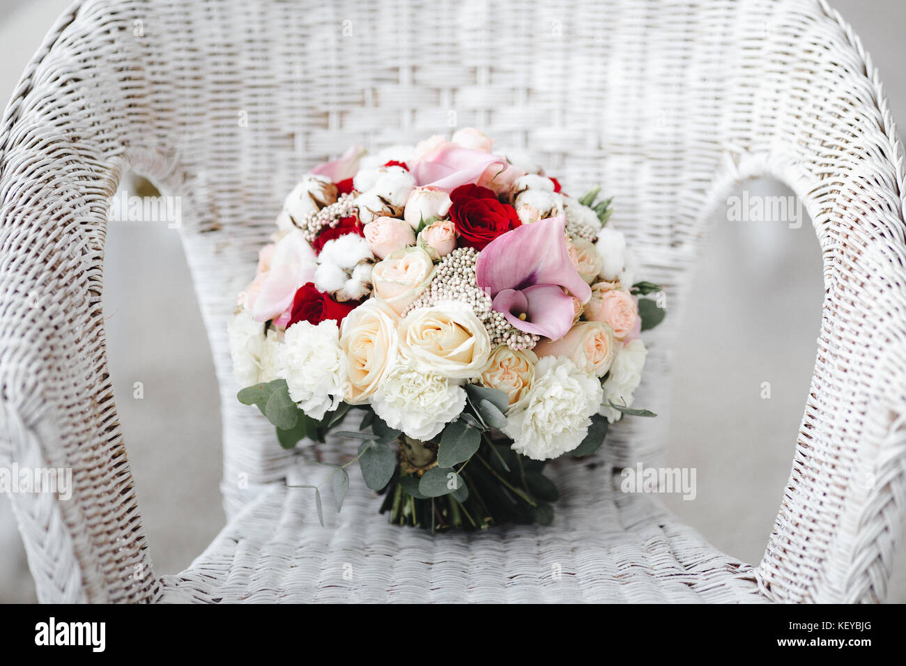 Bouquet de mariage rose avec des fleurs de coton. Détails de mariage Banque D'Images