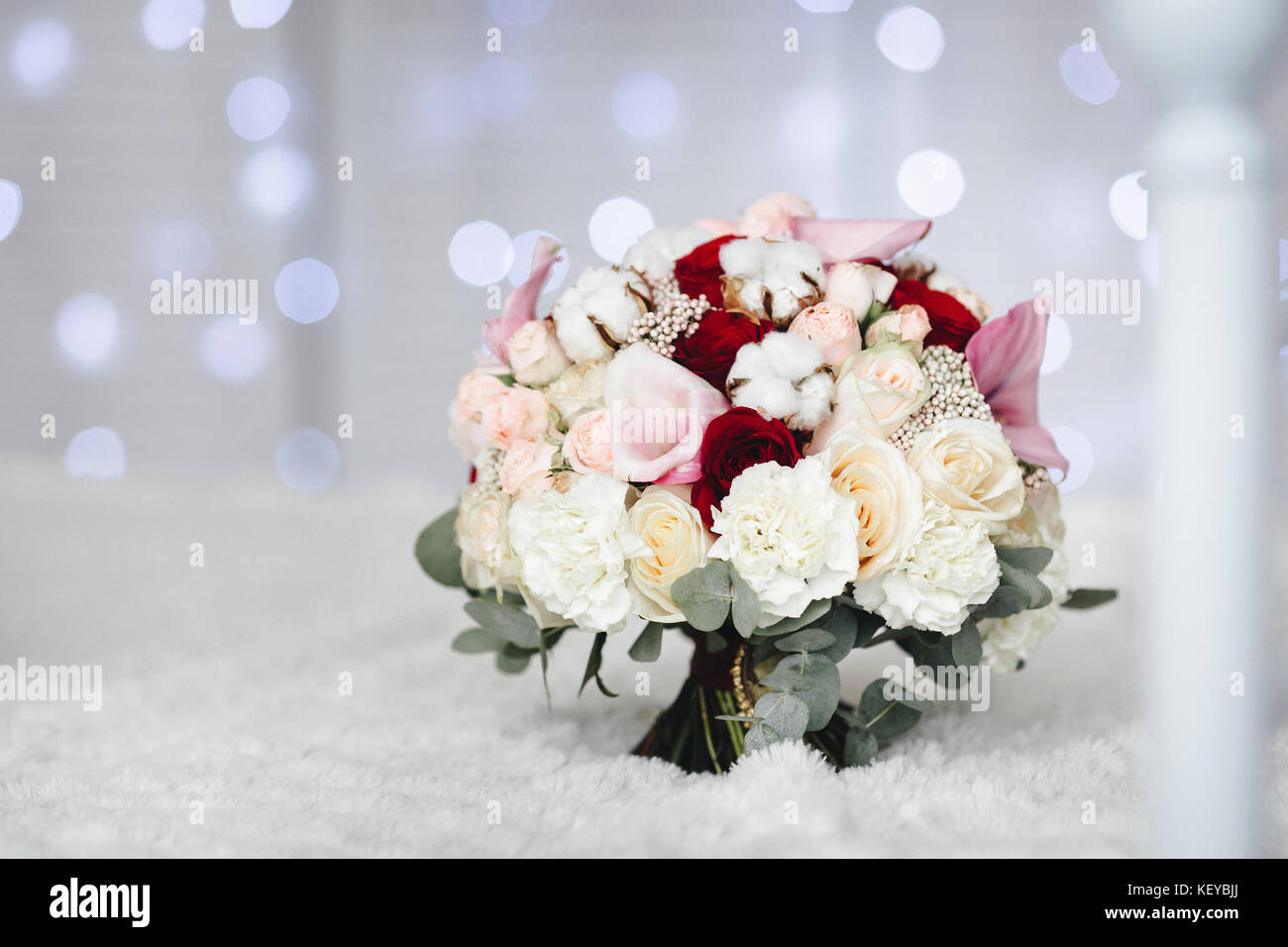 Bouquet de mariage rose avec des fleurs de coton. Détails de mariage Banque D'Images