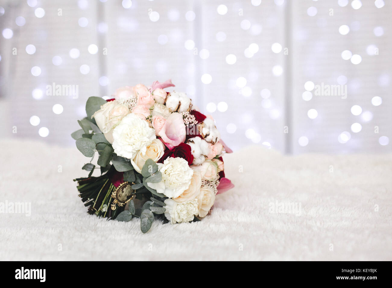 Bouquet de mariage rose avec des fleurs de coton. Détails de mariage Banque D'Images