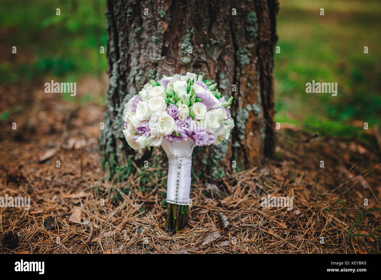 Bouquet de mariage mariée avec fleurs violettes. Détails de mariage Banque D'Images