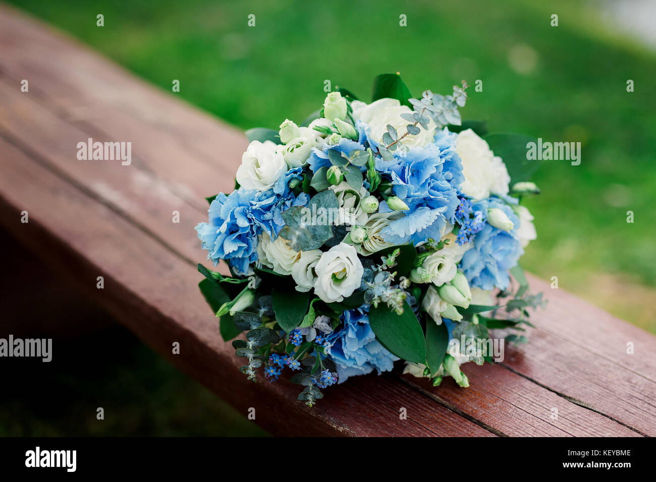 Beau bleu et blanc des fleurs bouquet de mariage. Détails de mariage Banque D'Images