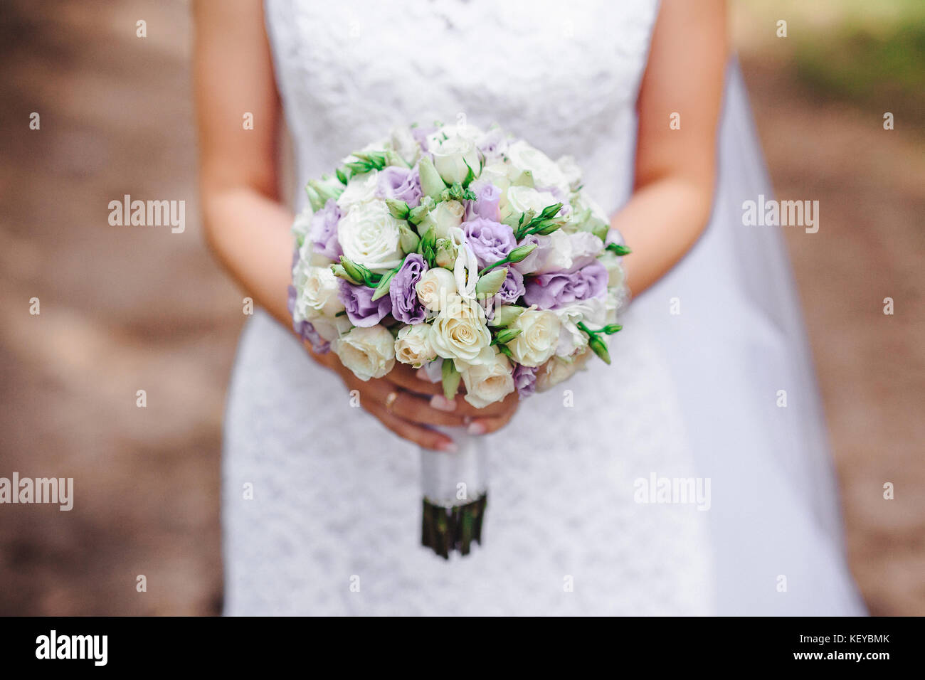 Bouquet de mariage mariée avec fleurs violettes. Détails de mariage Banque D'Images