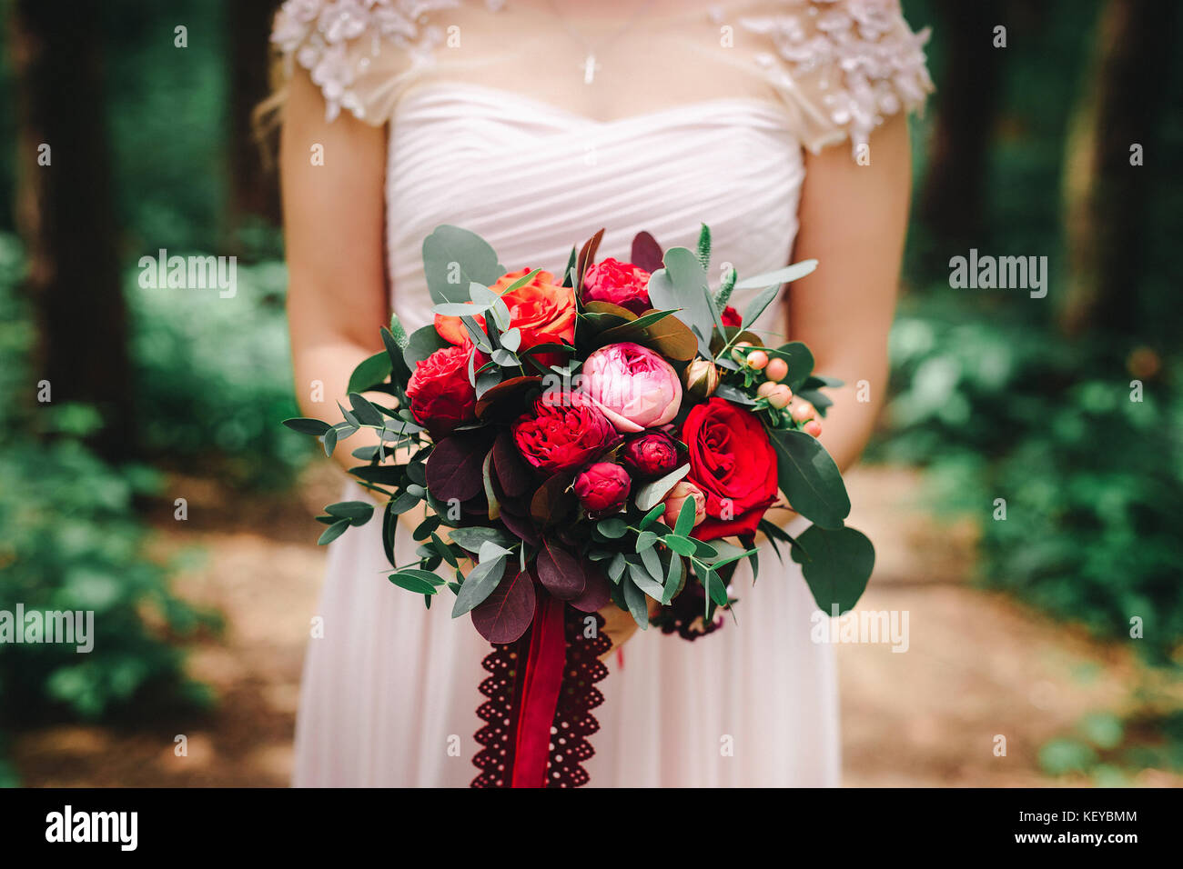 Bouquet de mariage avec fleurs rouges. Détails de mariage Banque D'Images
