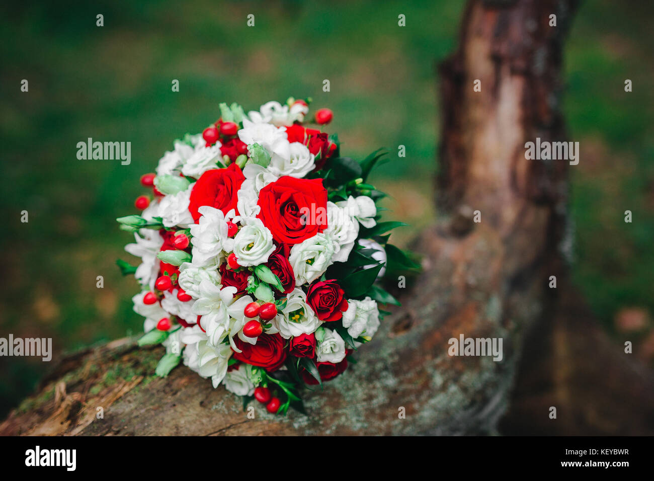 Bouquet de mariage avec fleurs blanches et rouges. Détails de mariage Banque D'Images