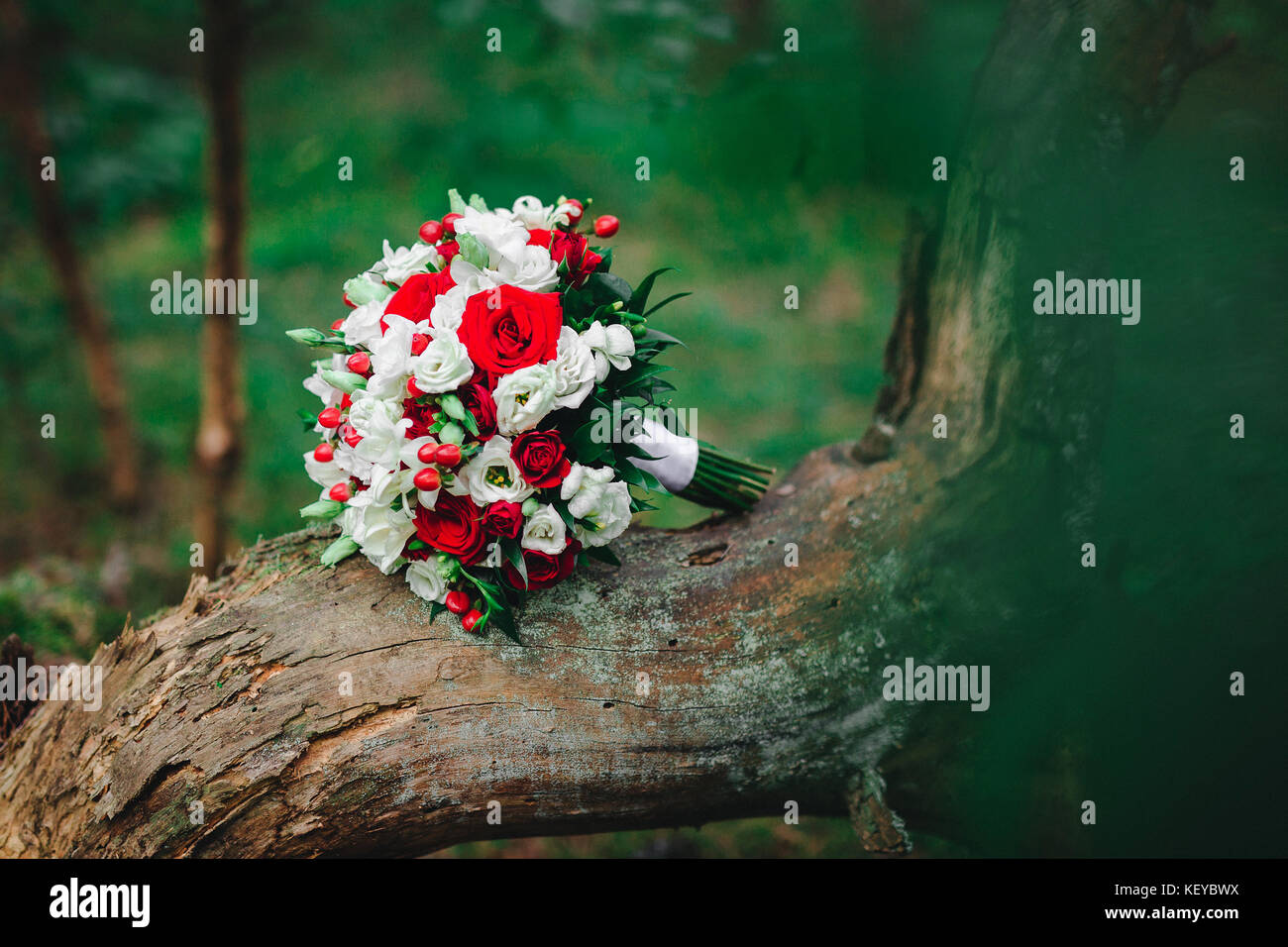 Bouquet de mariage avec fleurs blanches et rouges. Détails de mariage Banque D'Images