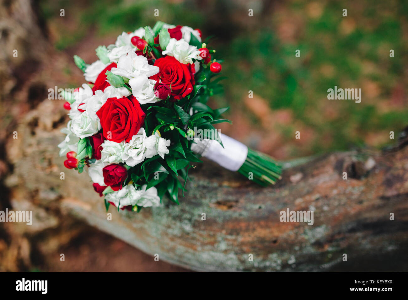 Bouquet de mariage avec fleurs blanches et rouges. Détails de mariage Banque D'Images
