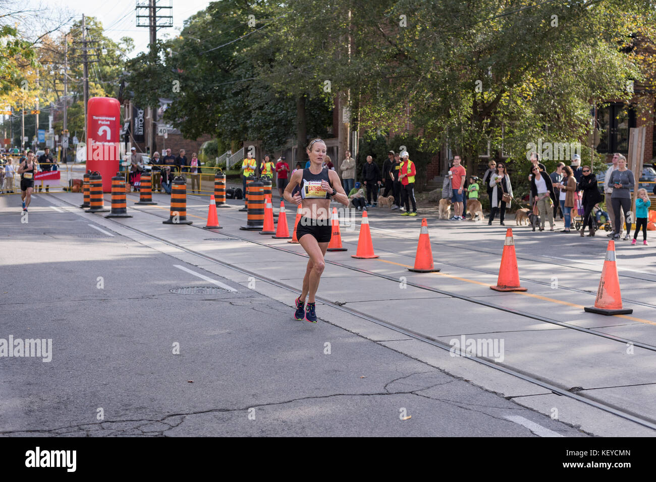 TORONTO, ON/CANADA - 22 OCT 2017 : Catherine, coureuse de marathon, franchit le point de retournement de 33 km au marathon riverain de Toronto de la Banque Scotia 2017. Banque D'Images