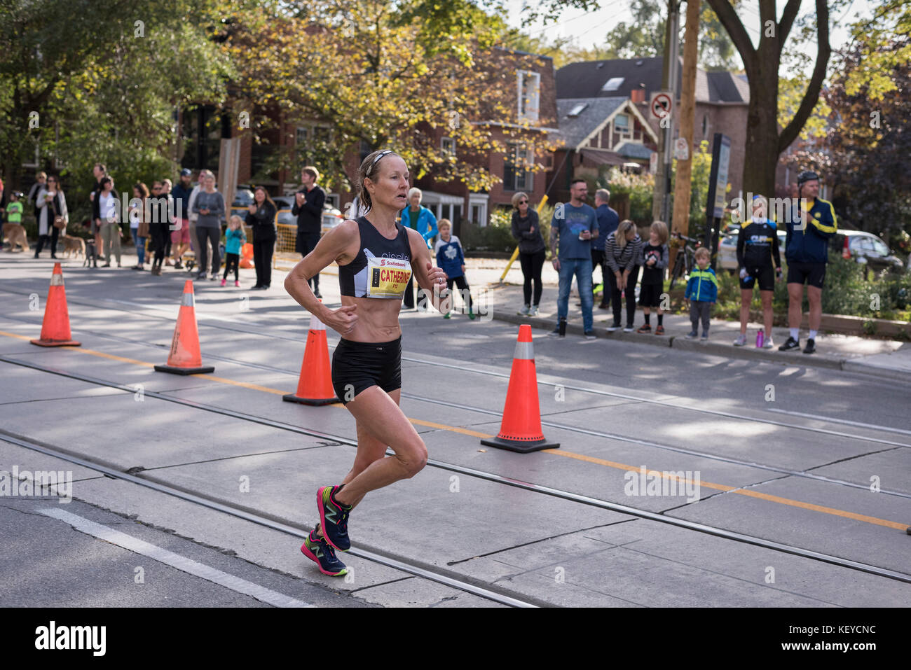 Toronto, Ontario/Canada - oct 22, 2017 : coureur de marathon catherine passant le 33km point de retour au 2017 Scotiabank Toronto Waterfront Marathon. Banque D'Images