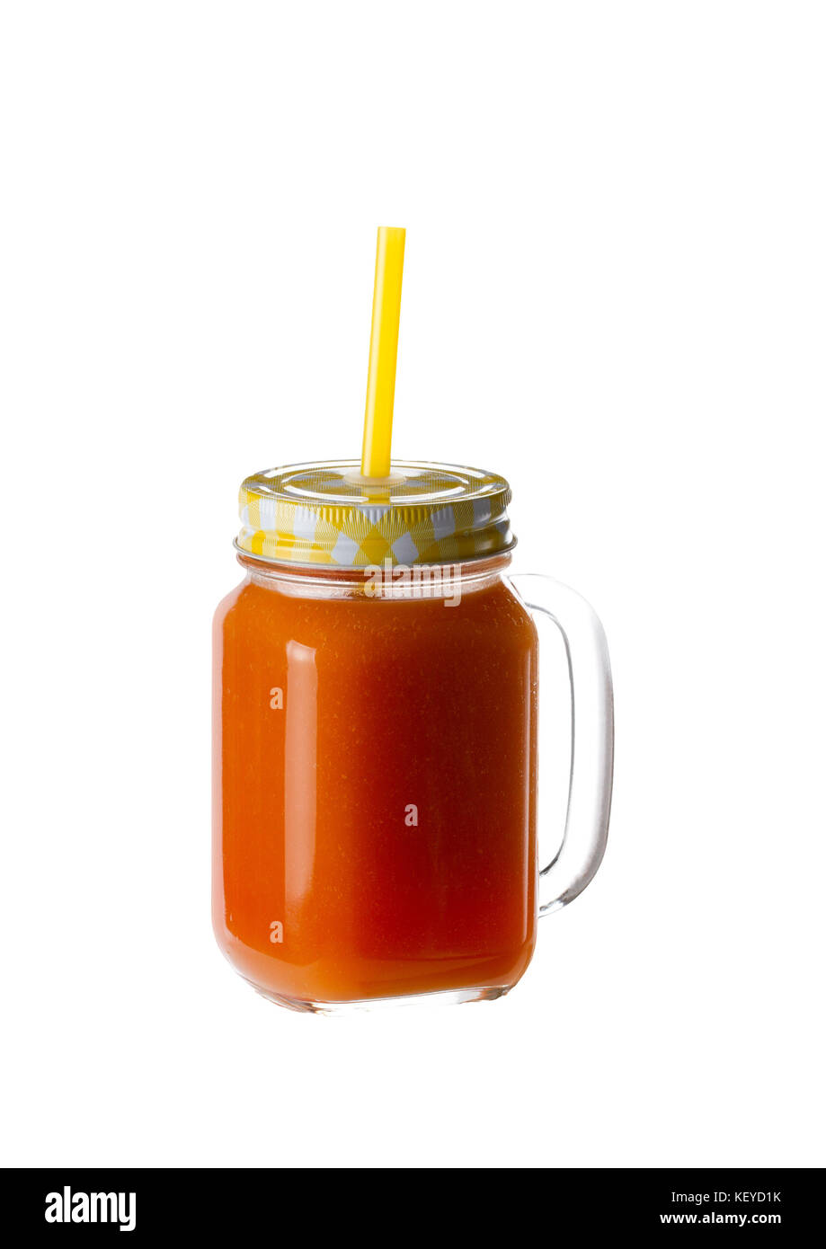Isoler le jus de carotte dans un verre avec un couvercle et d'un tube Banque D'Images