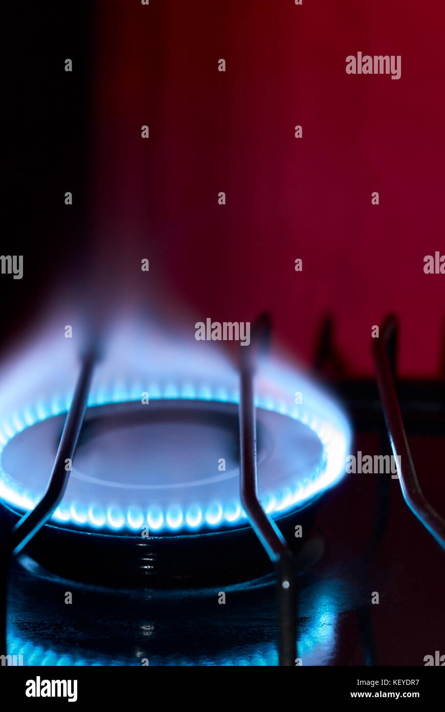 Cuisinière à gaz avec brûleur flamme brûlant Banque D'Images