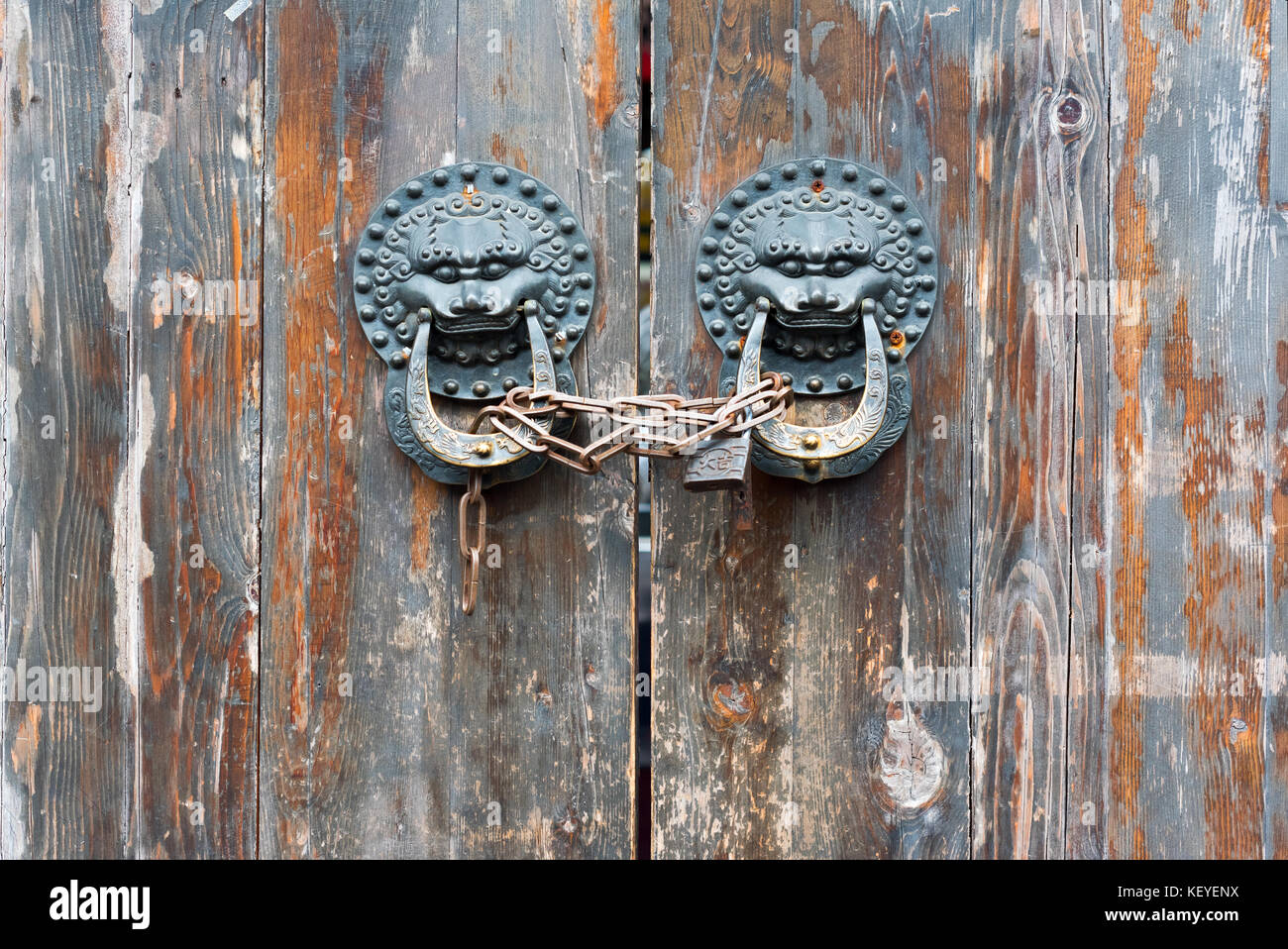 Vieille porte en bois traditionnel chinois avec lion heurtoirs de porte Banque D'Images