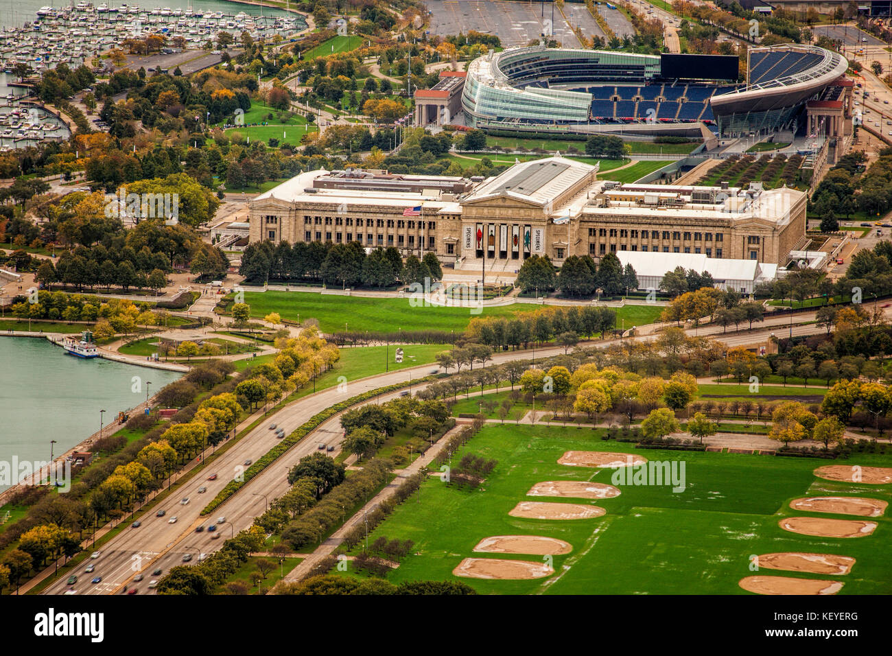 À l'extérieur, vers l'emblématique musée chicago sur le terrain et de soldier field l'aon tower Banque D'Images