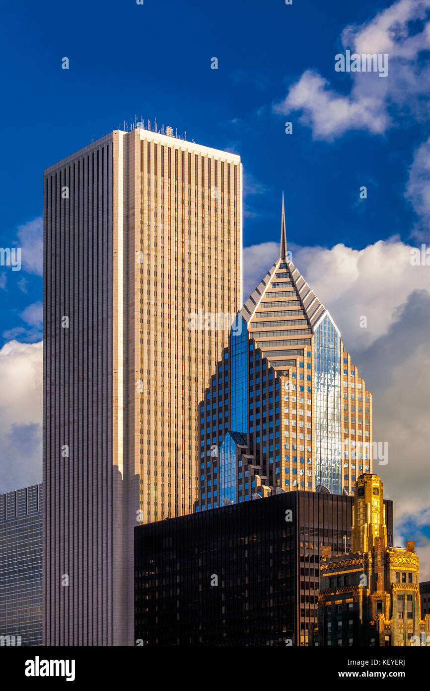 Variété de Chicago des tours, avec l'aon tower et le carbone et art déco bâtiment carbure Banque D'Images