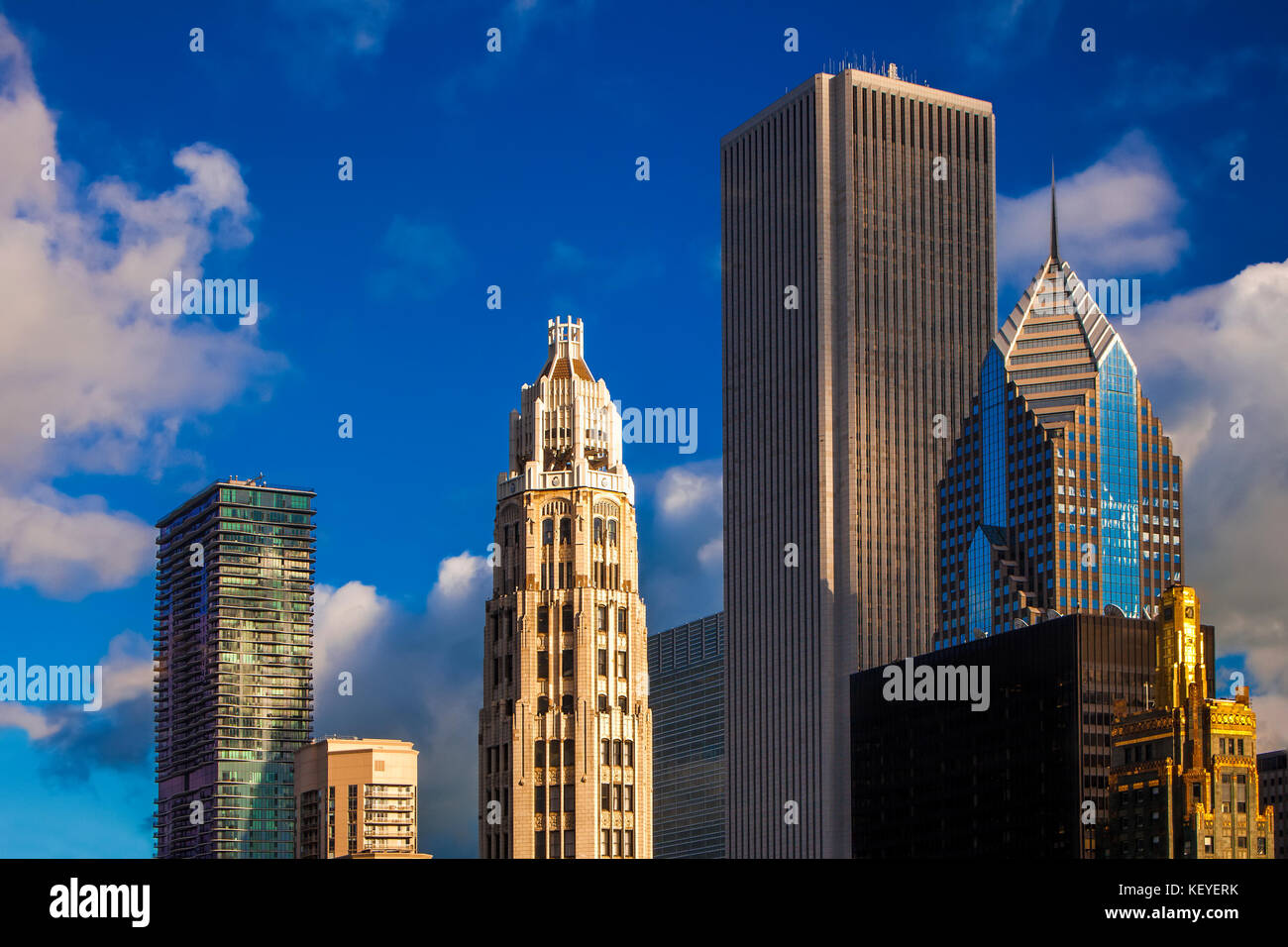 Variété de styles architecturaux représentés dans cette vue de l'horizon de Chicago Banque D'Images