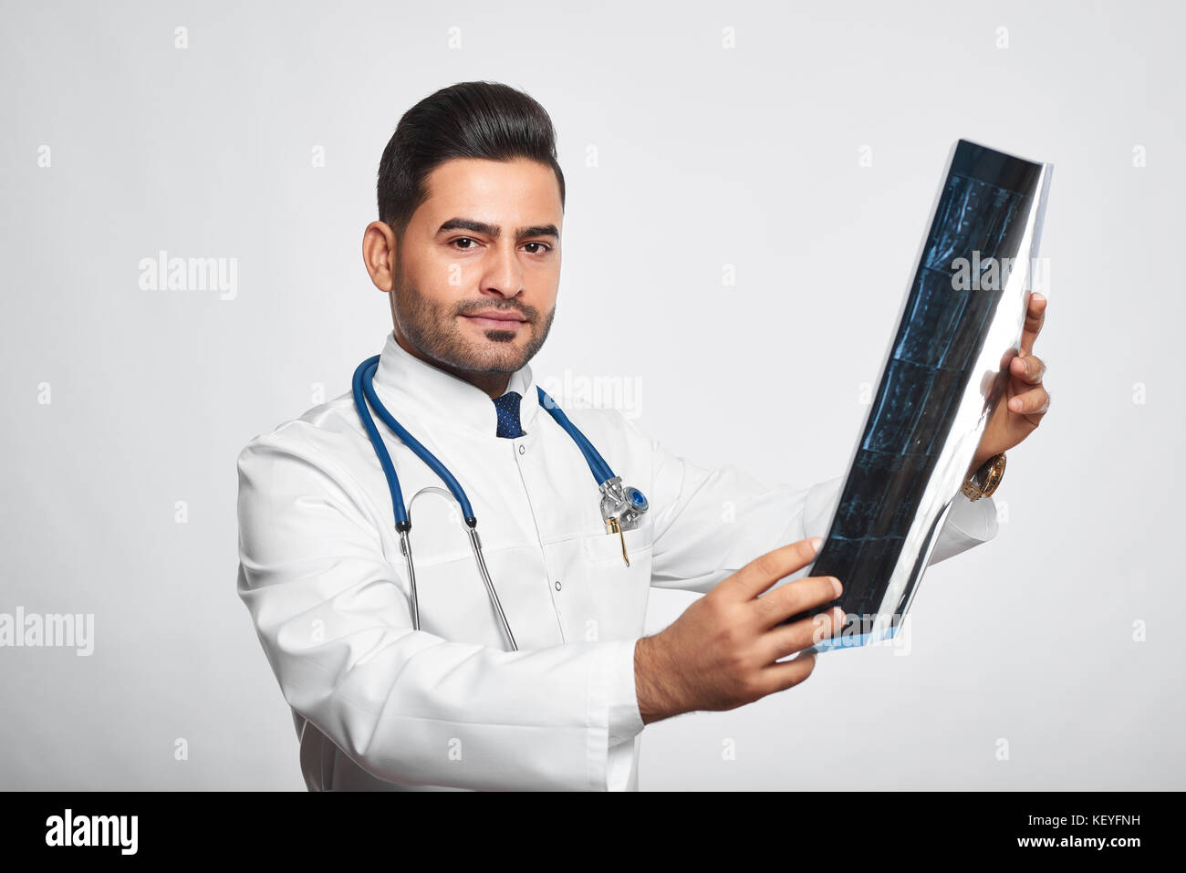 Médecin homme posant au studio Banque D'Images