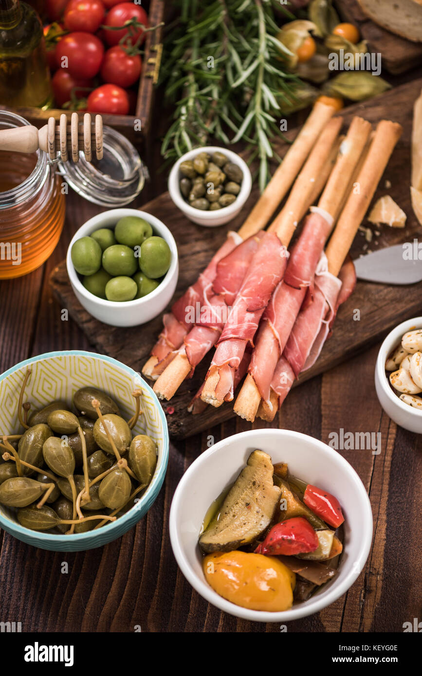 L'espagnol tapa sélection sur table en bois. Banque D'Images