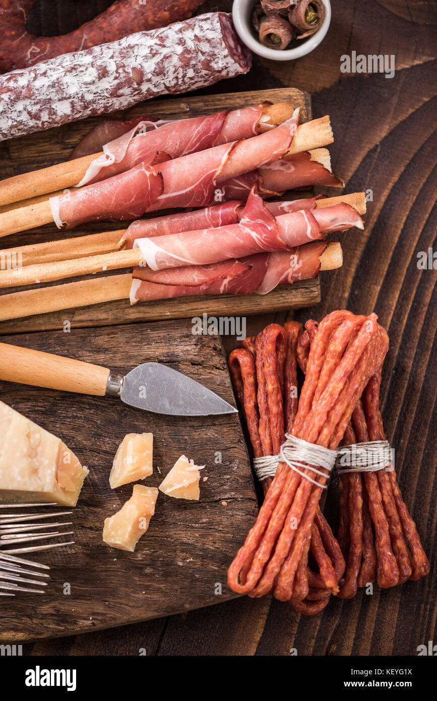 Sélection de la viande espagnole sur table en bois. Banque D'Images