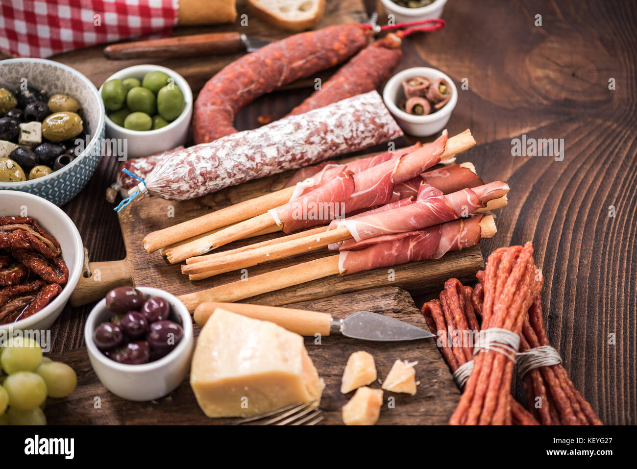 Sélection de la viande espagnole sur table en bois. Banque D'Images
