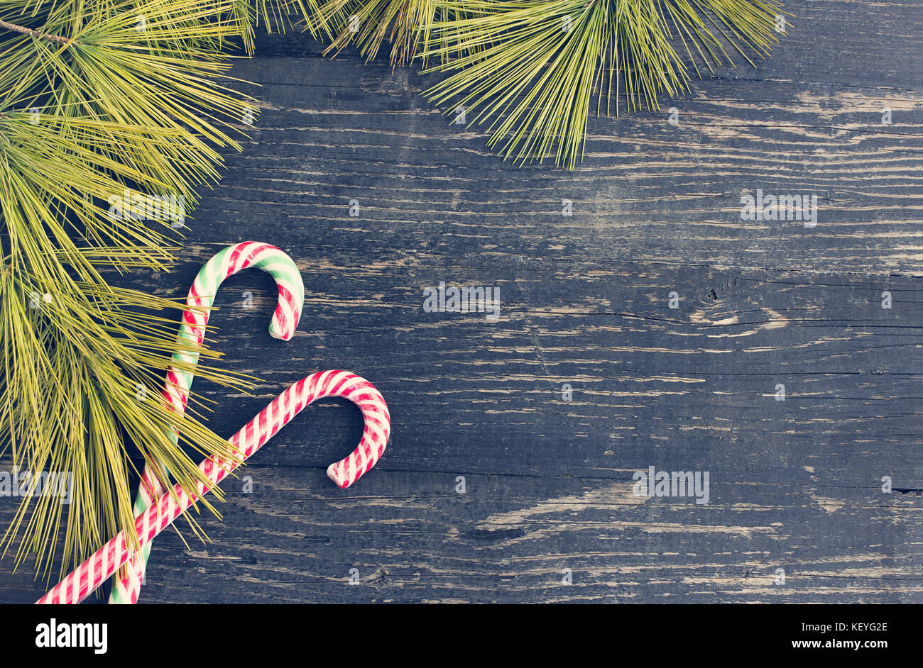 Fond de Noël avec des branches de sapin et de Candy Cane. effet tonifiant Banque D'Images