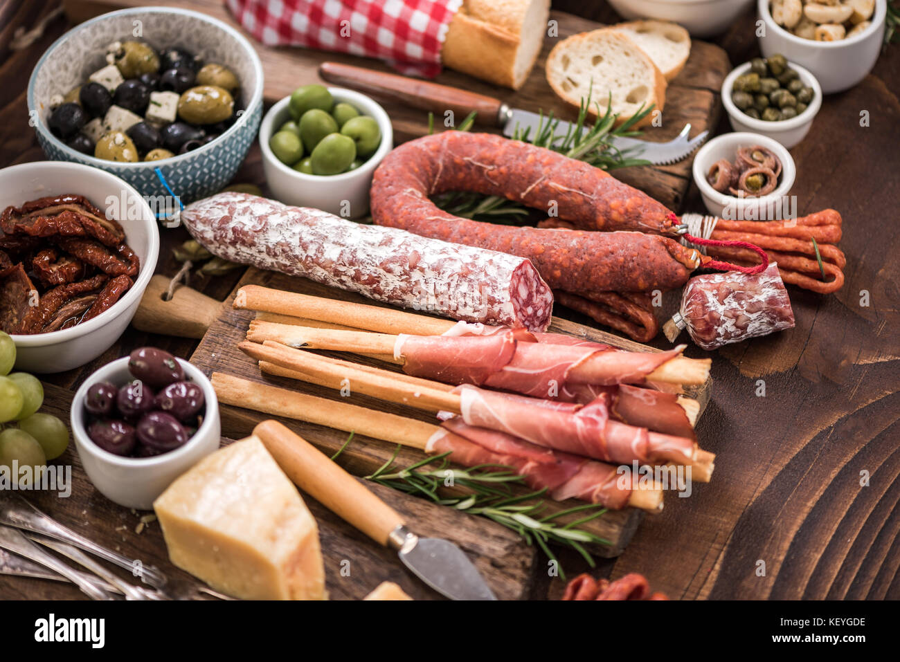 Bar à tapas espagnol frontière alimentaire contexte le table rustique en bois Banque D'Images