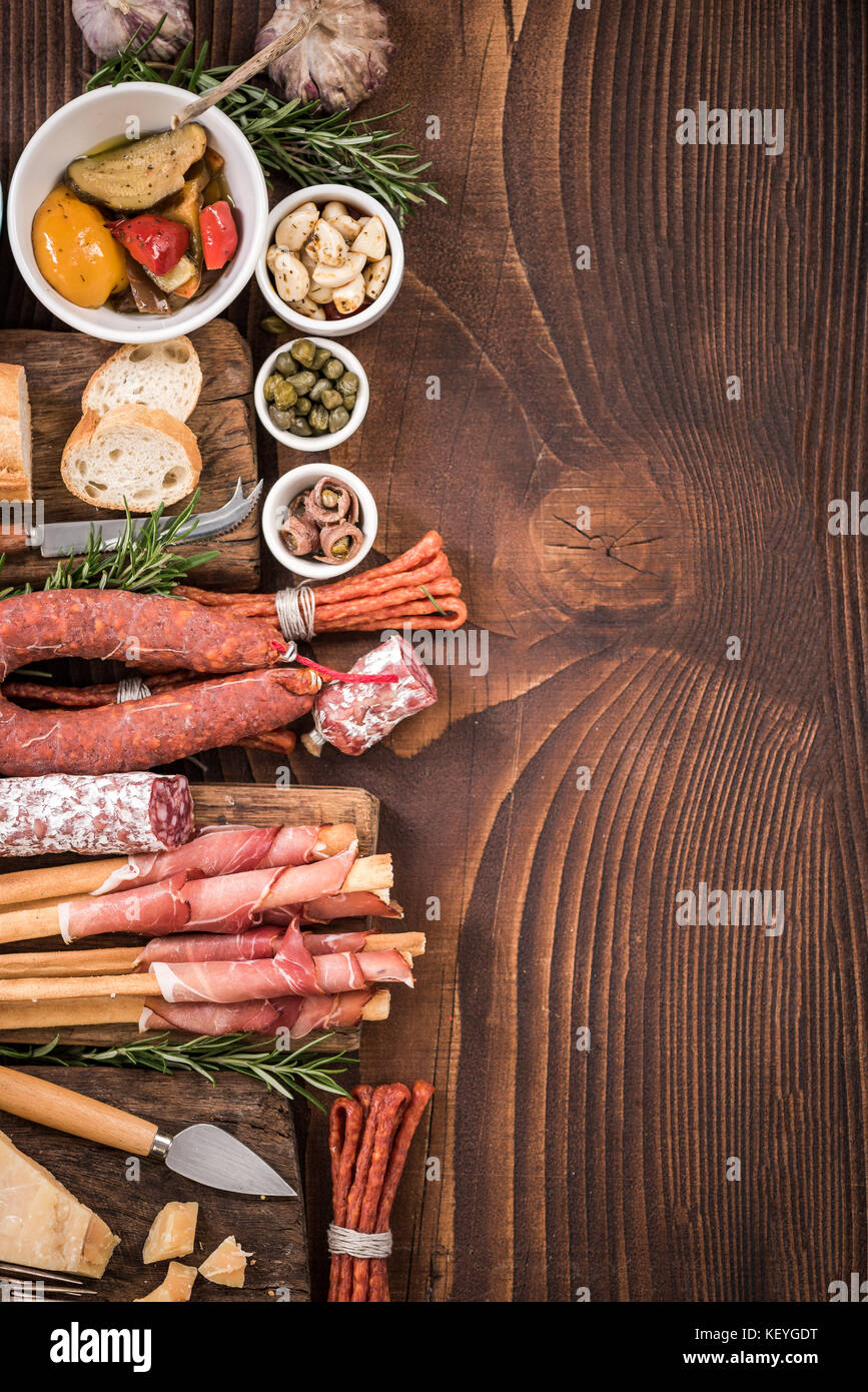 Bar à tapas espagnol frontière alimentaire contexte le table rustique en bois Banque D'Images