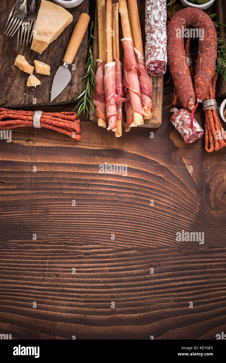 Tapa espagnol authentique sur barre en bois table. La nourriture pour le partage. Banque D'Images
