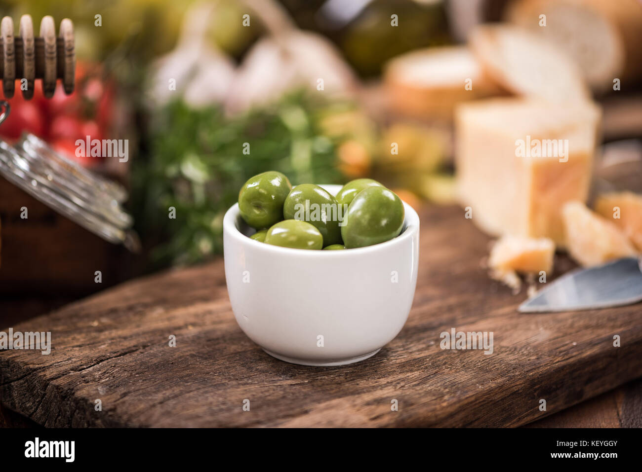 Dans un bol d'olives vertes,le bar à tapas de la nourriture. Banque D'Images