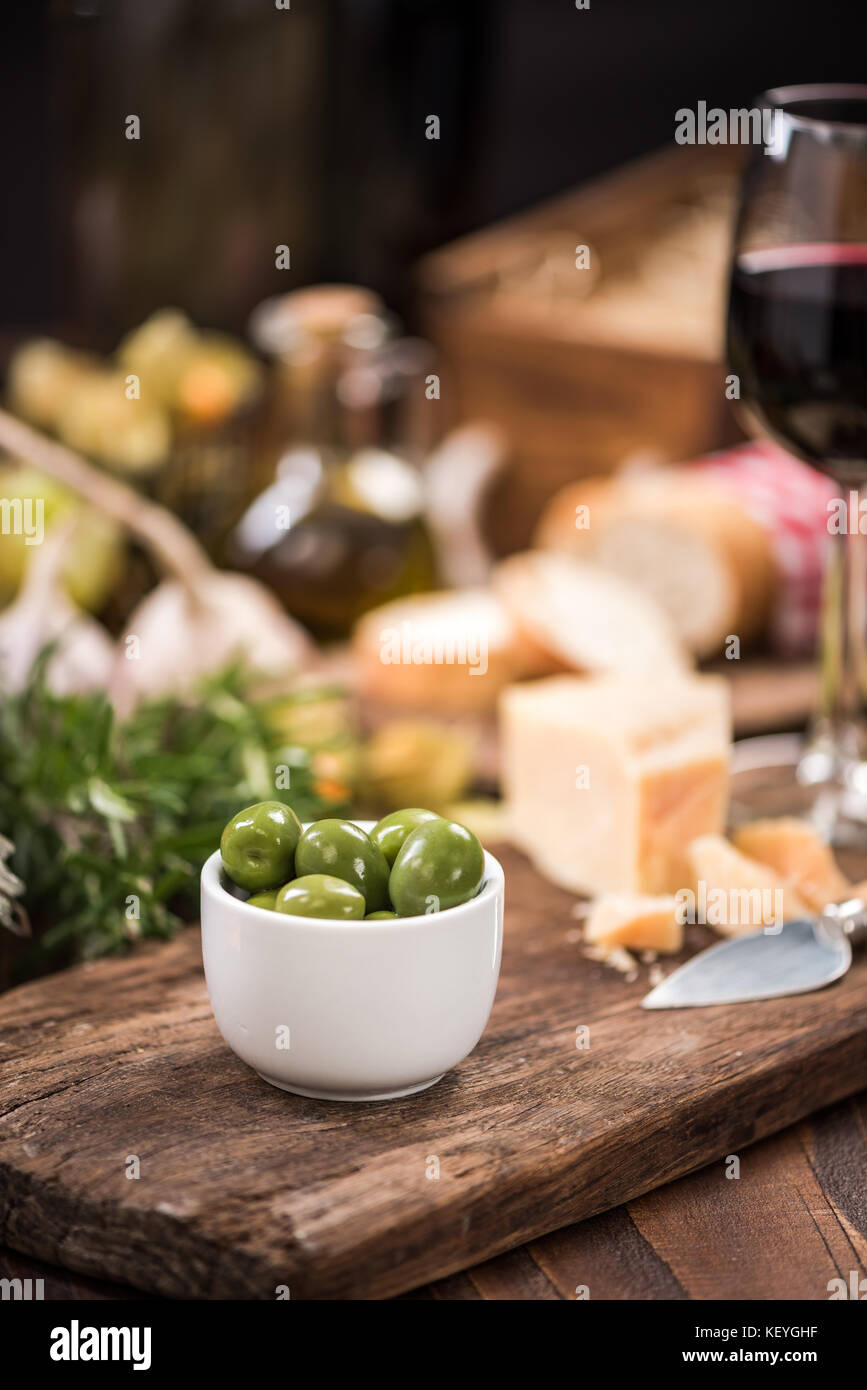 Dans un bol d'olives vertes,le bar à tapas de la nourriture. Banque D'Images