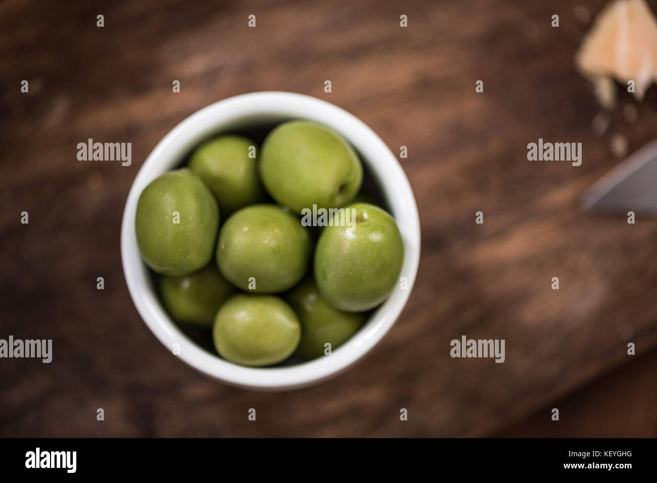 Dans un bol d'olives vertes,le bar à tapas de la nourriture. Banque D'Images