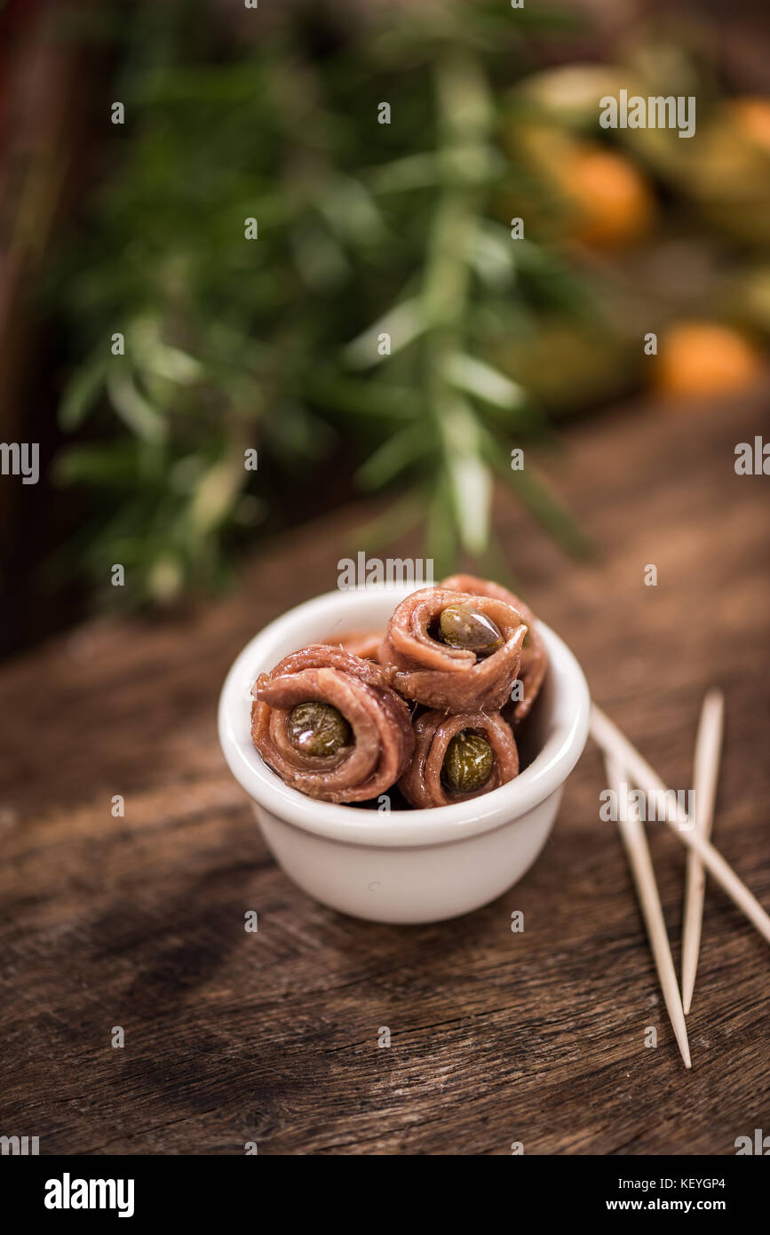 L'anchois aux câpres dans un bol,Spanish tapa bar nourriture. Banque D'Images