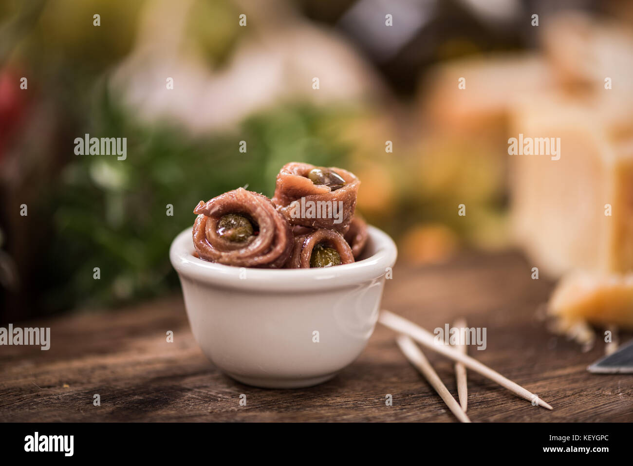 L'anchois aux câpres dans un bol,Spanish tapa bar nourriture. Banque D'Images