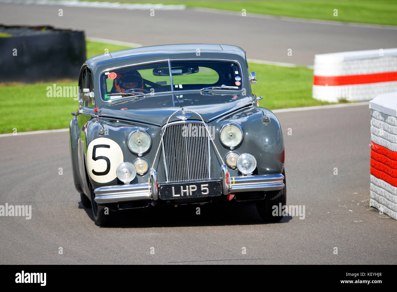 Jaguar MkVII de 1955 appartenant à Derek Hood pilotée par Nicolas Minassian en course dans le Trophée St Mary à Goodwood Revival 2017 Banque D'Images