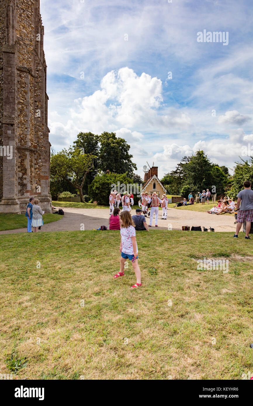 Morris danser devant l'église paroissiale de Thaxted, Thaxted, Essex, UK Banque D'Images
