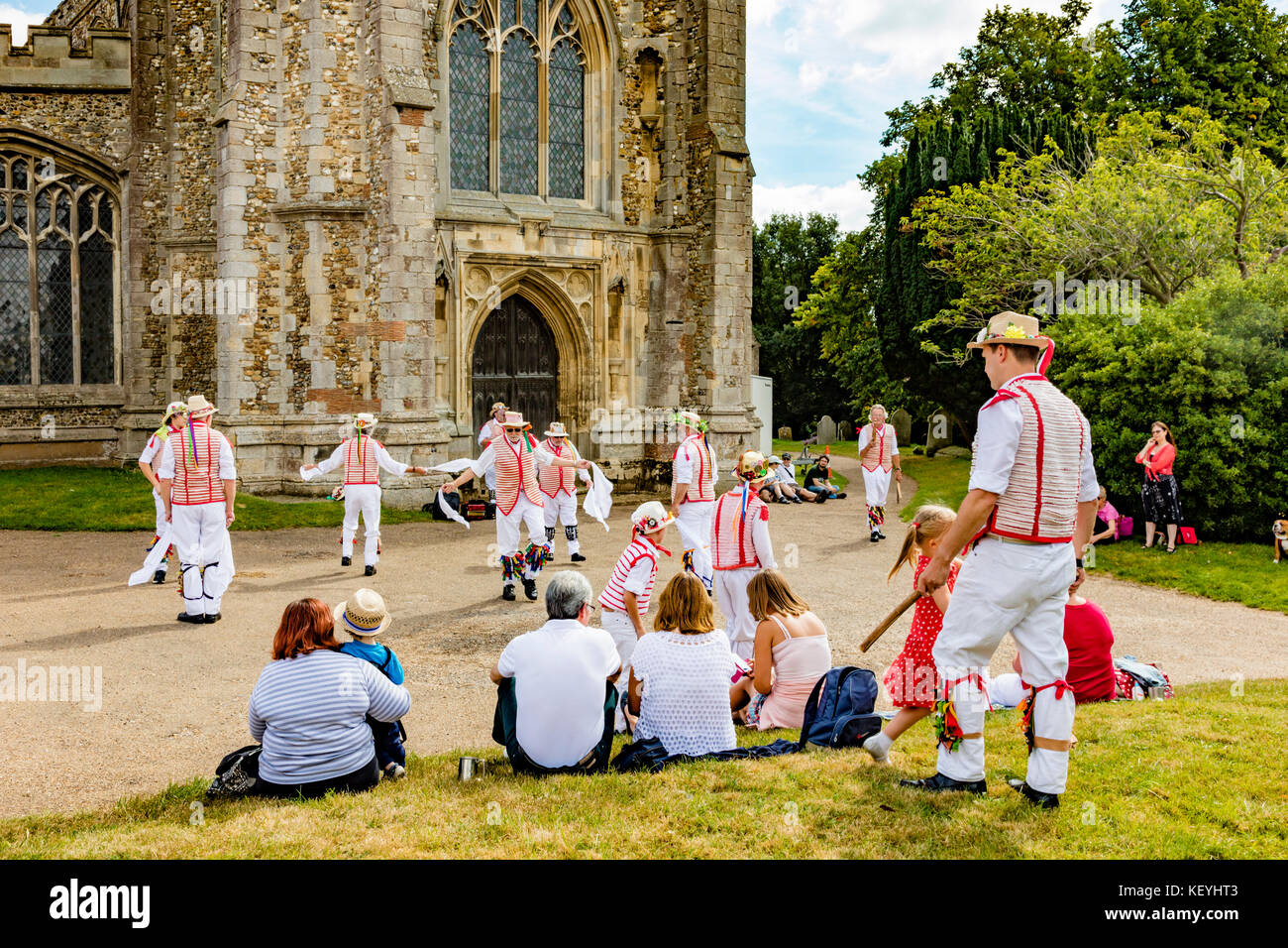 Morris danser devant l'église paroissiale de Thaxted, Thaxted, Essex, UK Banque D'Images