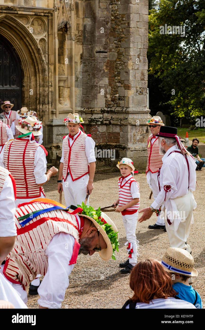 Morris danser devant l'église paroissiale de Thaxted, Thaxted, Essex, UK Banque D'Images