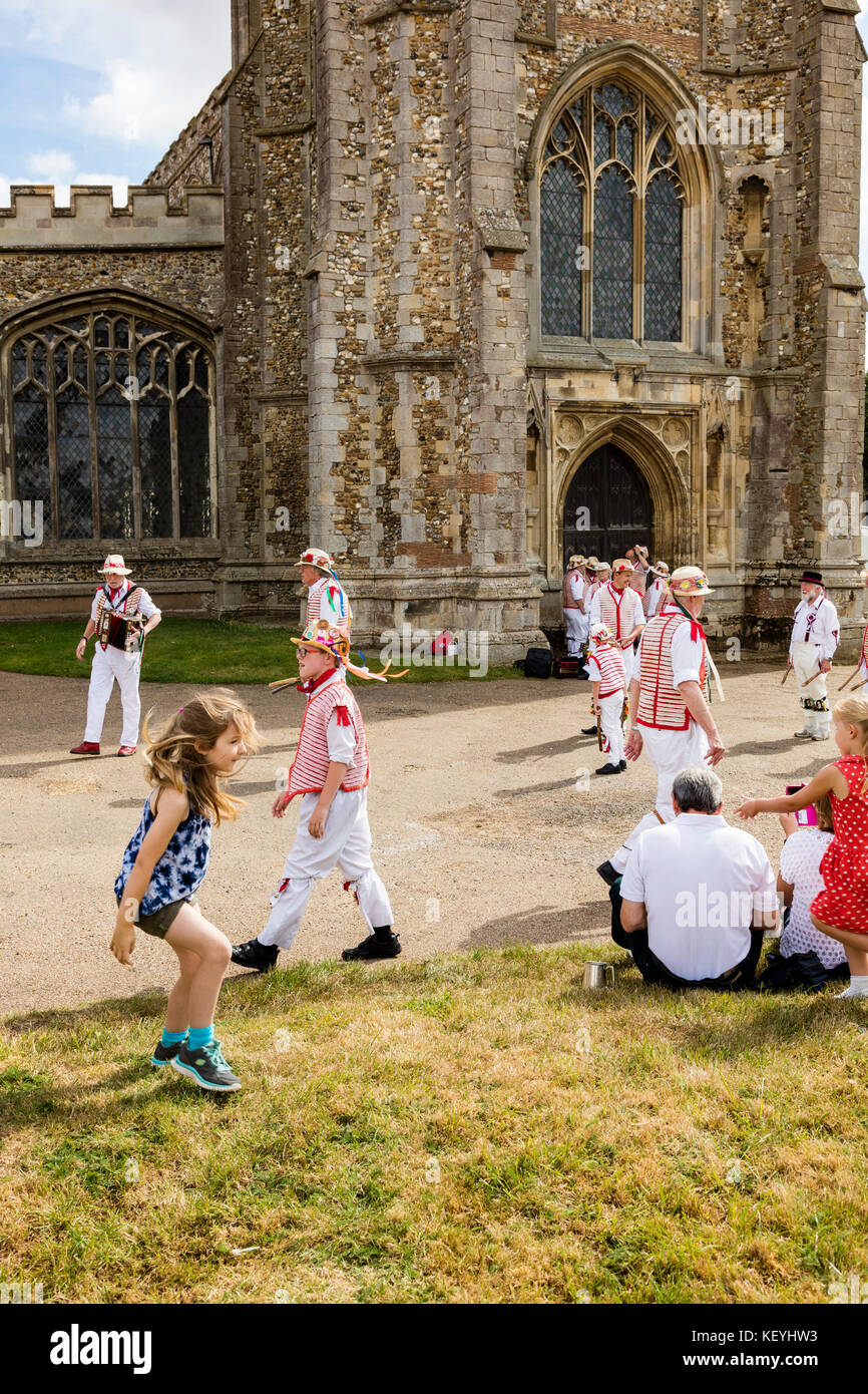 Morris danser devant l'église paroissiale de Thaxted, Thaxted, Essex, UK Banque D'Images