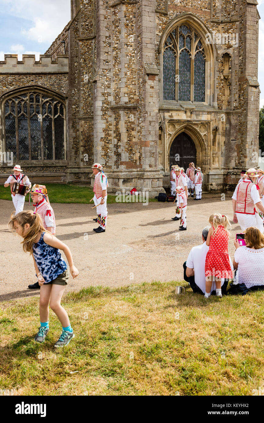 Morris danser devant l'église paroissiale de Thaxted, Thaxted, Essex, UK Banque D'Images