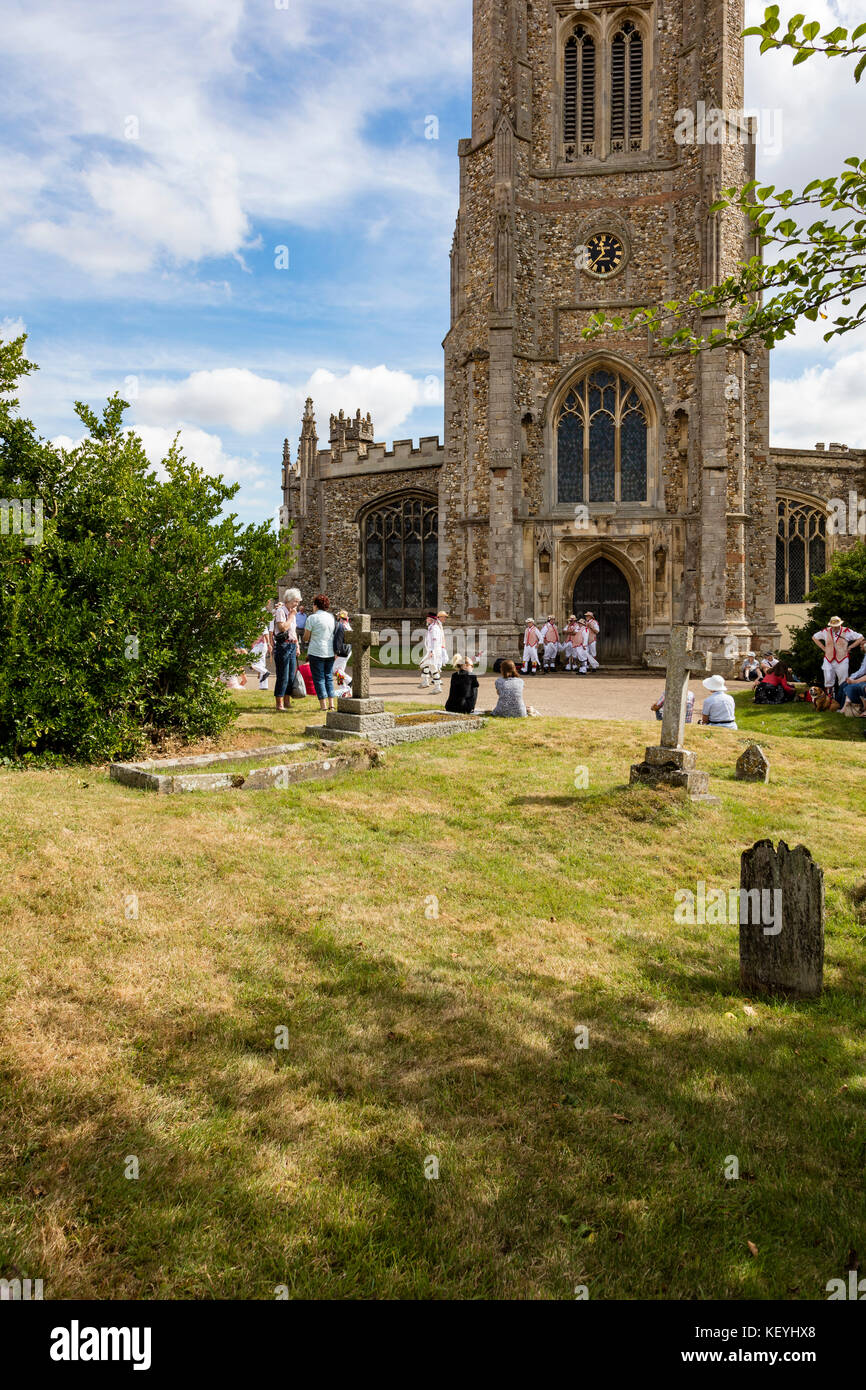 Morris danser devant l'église paroissiale de Thaxted, Thaxted, Essex, UK Banque D'Images